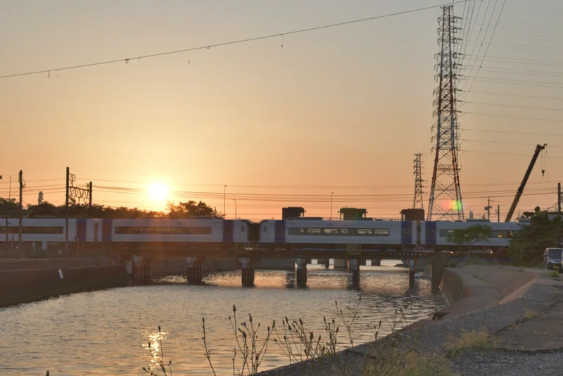 名鉄常滑線日長〜新舞子駅間・日長川河口からセントレア方面へ向かう特急ミュースカイを眺める