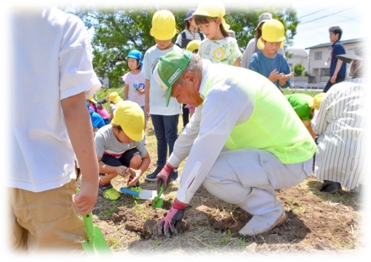 参照元：PR TIMES / 半田市役所 【愛知県半田市】童話「ごんぎつね」の舞台に咲く300万本の彼岸花〜新美南吉のふるさとを旅する「ごんの秋まつり」〜2024年9月20日（金）～10月4日（金）＜新美南吉記念館周辺＞