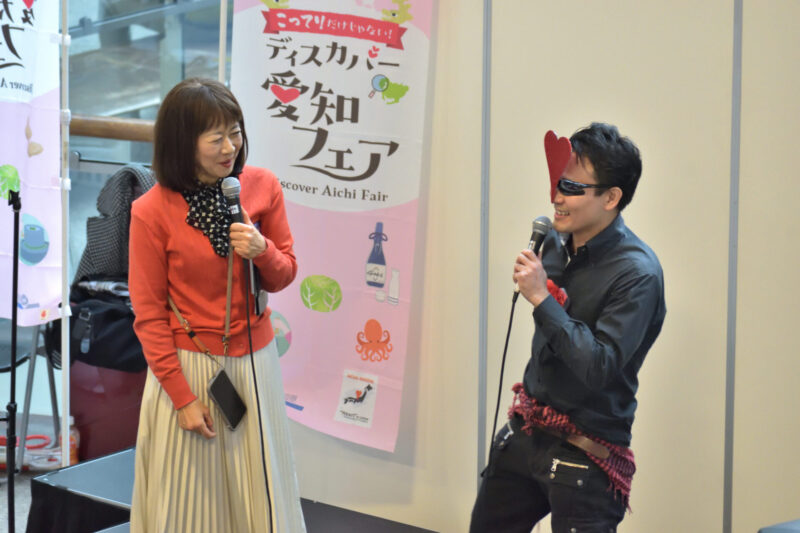 写真左から司会の堤理砂さん、観光戦士アイチ☆ケン photo by CHITAZINE