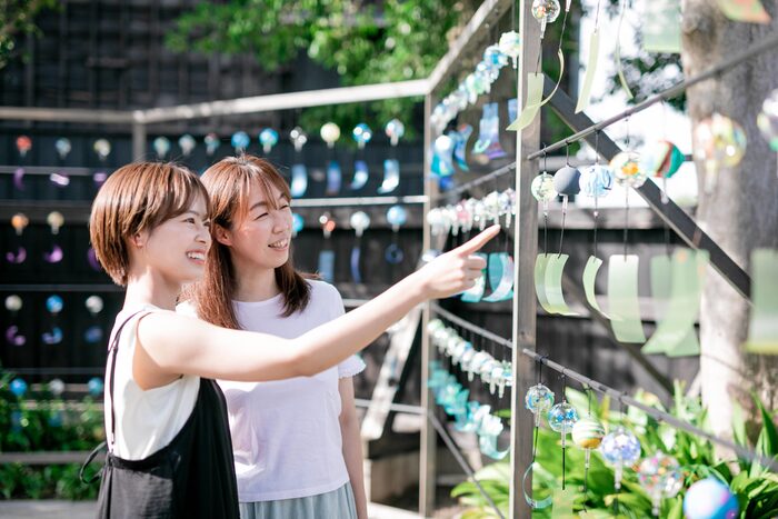 参照元:PR TIMES / 半田市役所 【愛知県半田市】7/4(金)~8/24(日)涼やかな音色に包まれる夏。1,000個の風鈴が彩る「半六庭園の風鈴飾り」